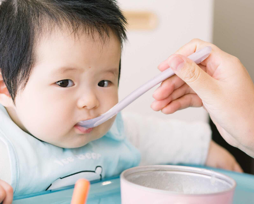 几个月大的宝宝可以吃米粉，营养辅食的适宜时机与注意事项